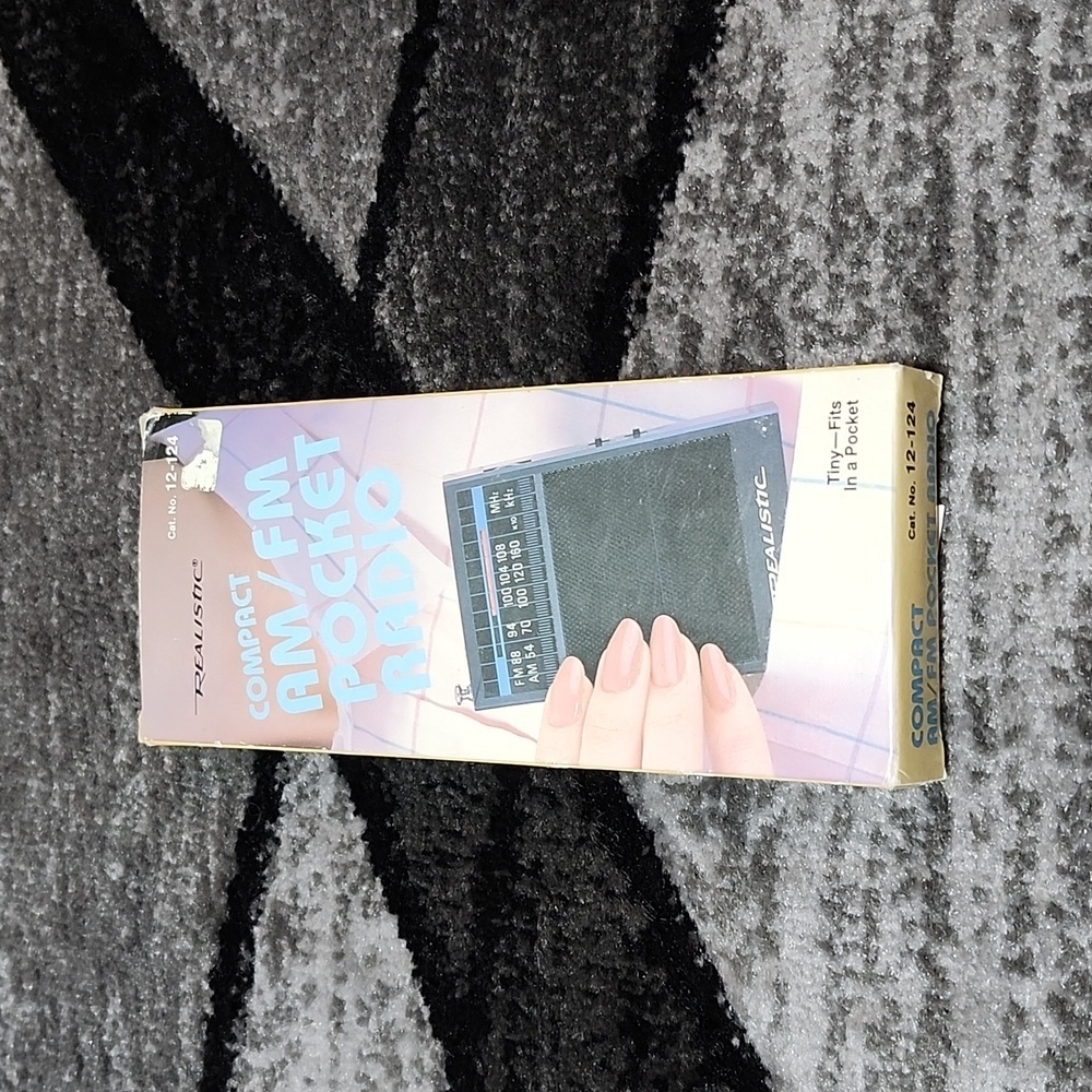 VINTAGE REALISTIC COMPACT AM/FM POCKET RADIO 1985 COLLECTIBLE NO. 12-124